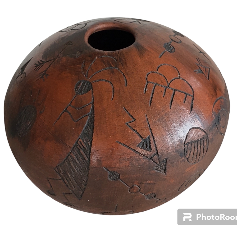 Native American Pottery Signed by DLEE
